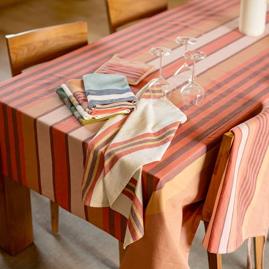 nappe-rayee-terracotta-sur-table-avec-serviettes