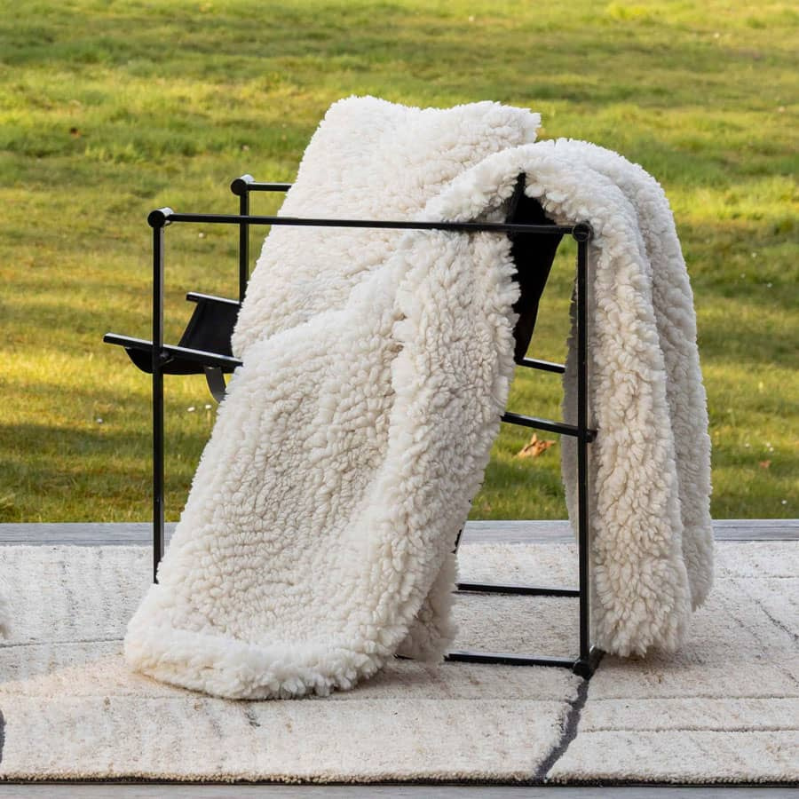 coussin-et-plaid-noam-neige-sur-chaise-dehors