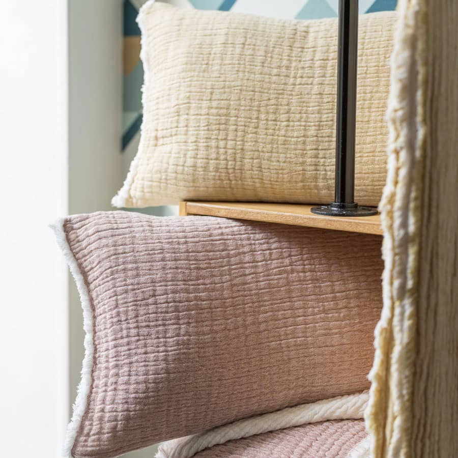coussins-emilio-zoom-sur-etagere