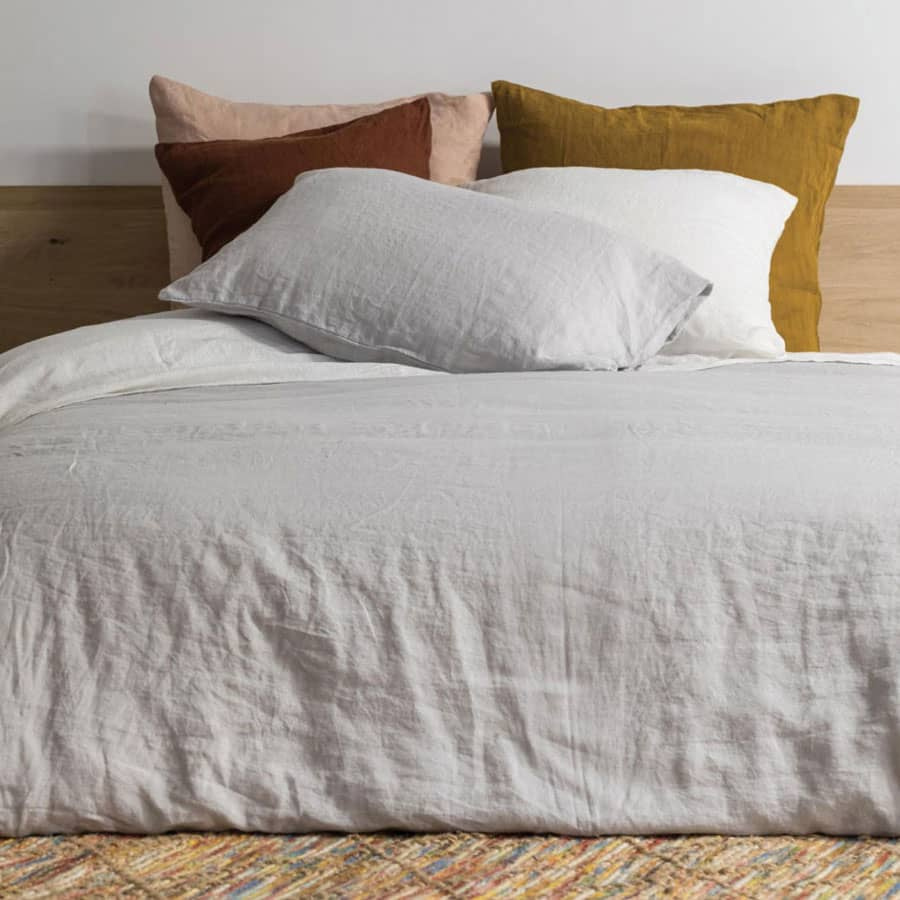 housse-de-couette-en-lin-gris-perle-ambiance-lit