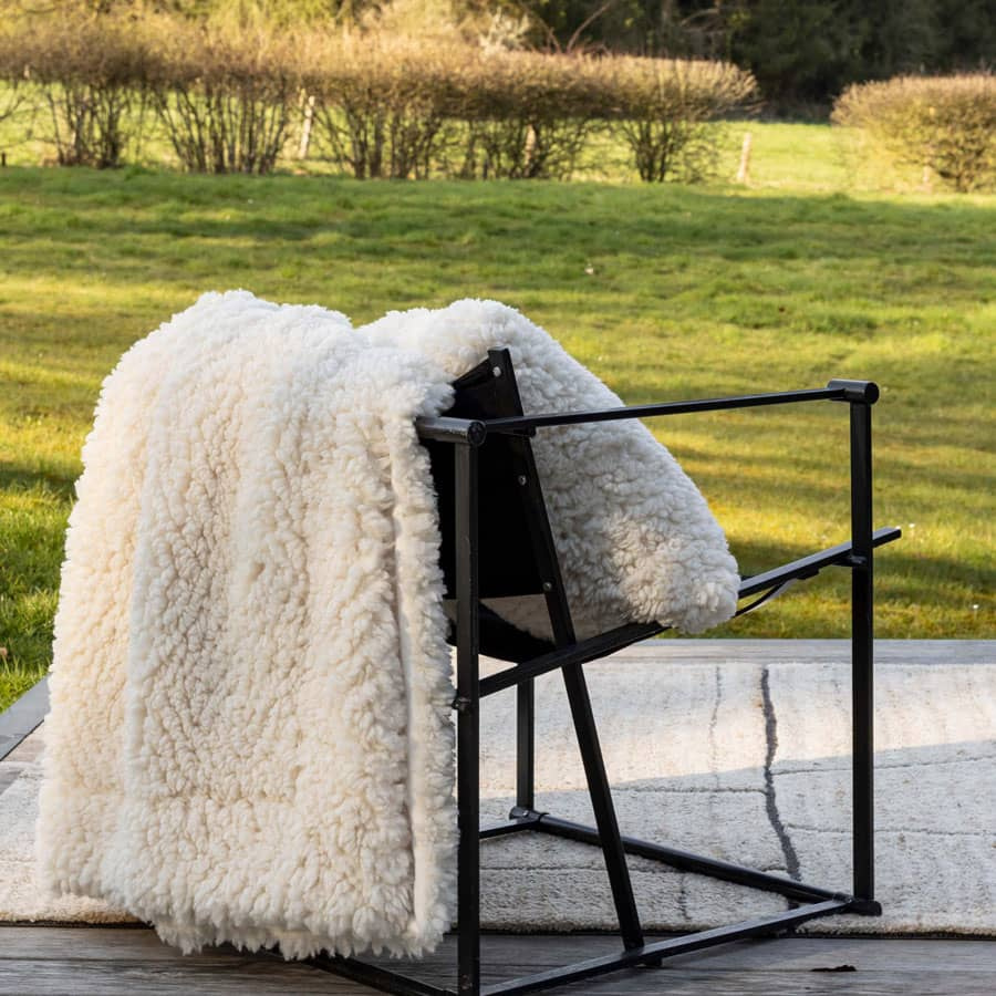 plaid-noam-neige-sur-chaise-dehors