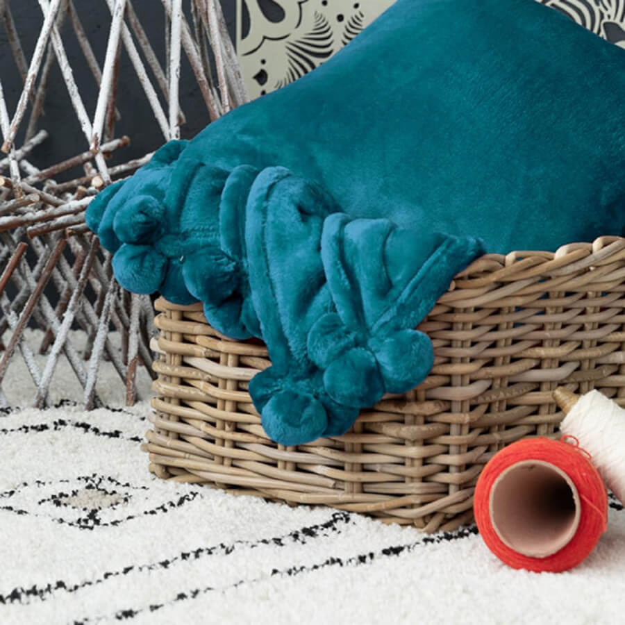 plaid-pompons-bleu-paon-ambiance