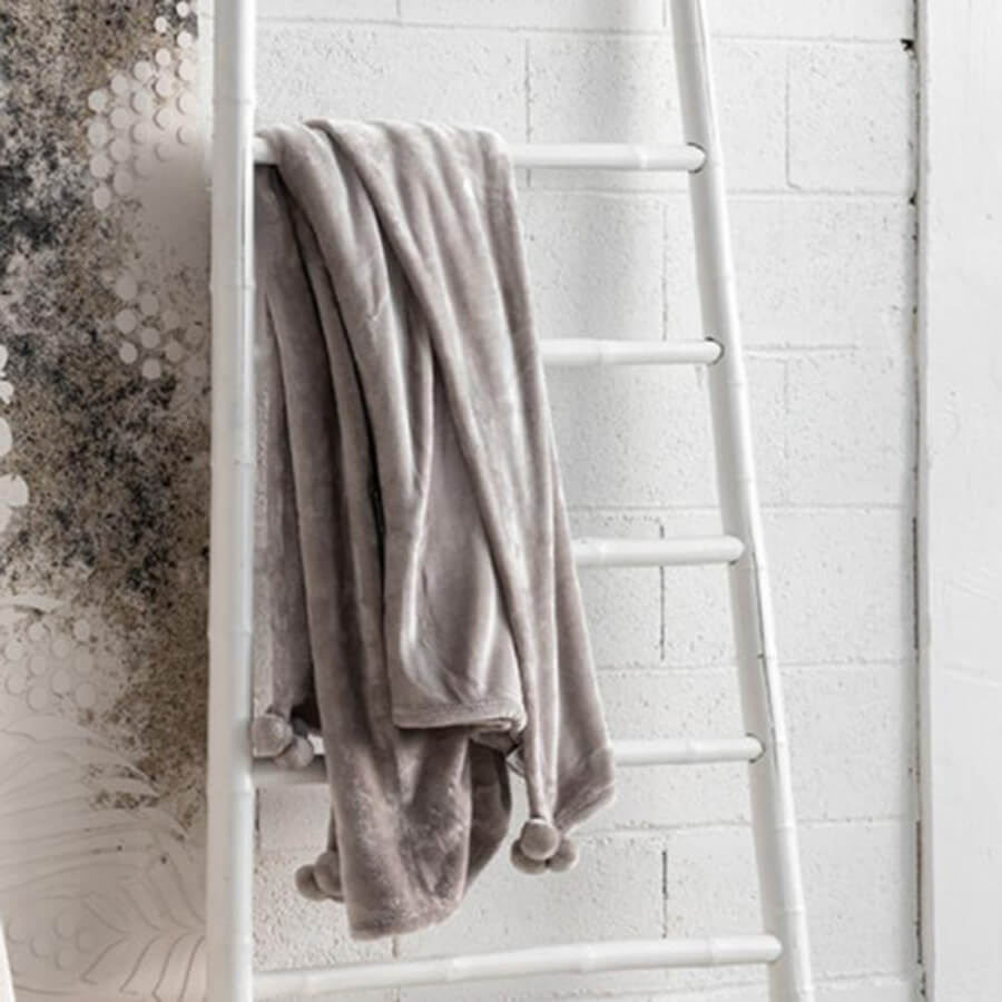 plaid-pompons-gris-perle-ambiance