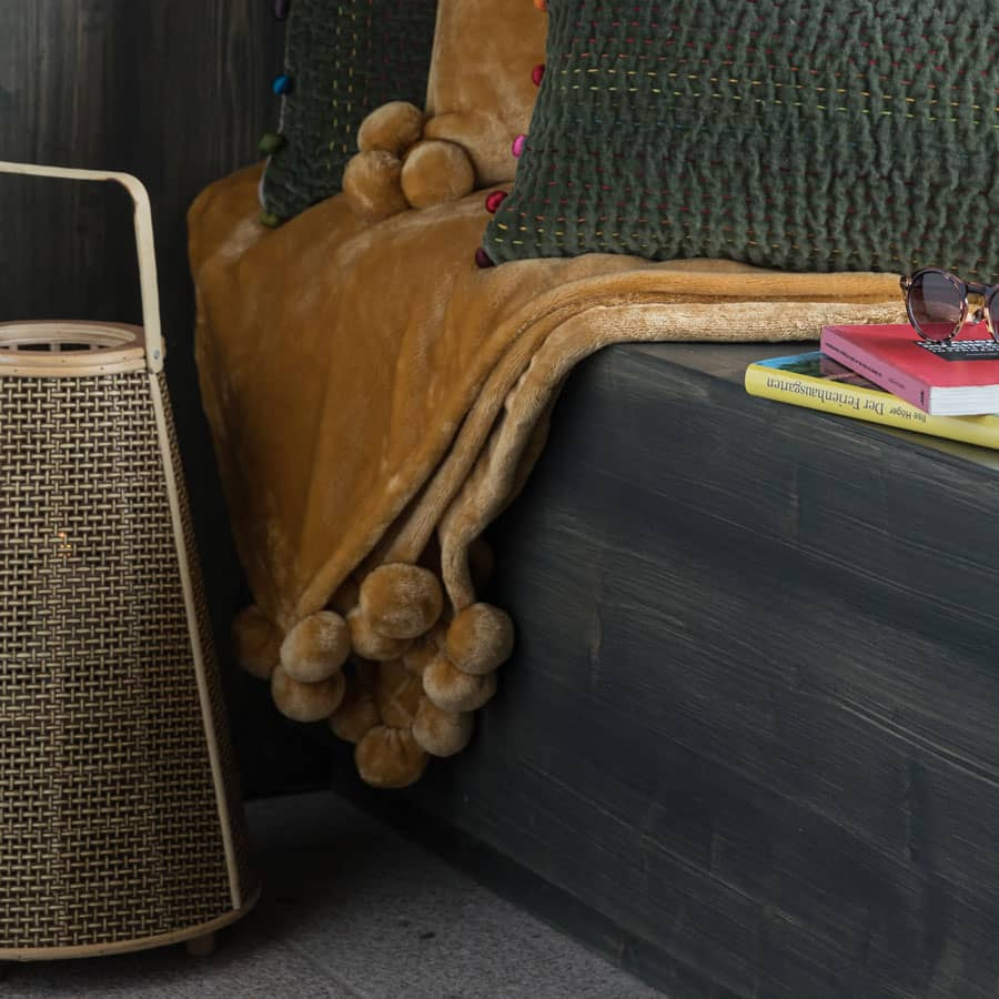 plaid-pompons-ocre-ambiance
