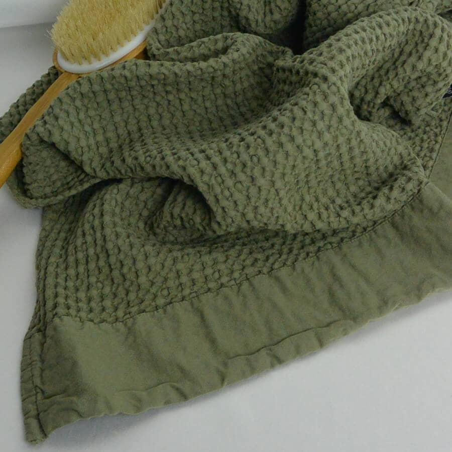 serviette-de-toilette-nid-abeille-nagari-olive-ambiance