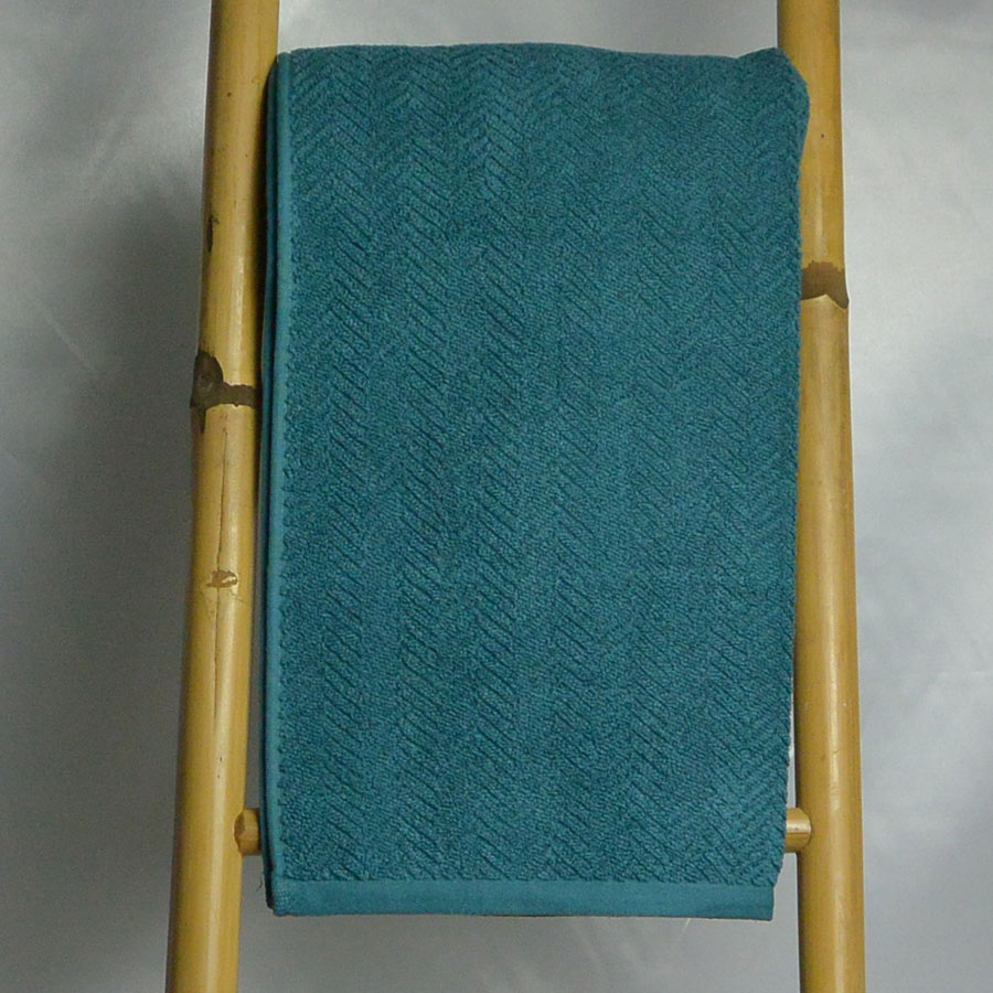 serviette-de toilette-roberto-peacock-sur echelle