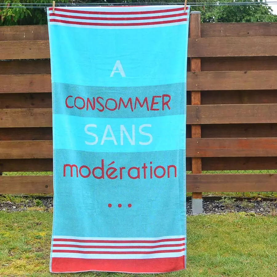 drap-de-plage-bleu-a-consommer