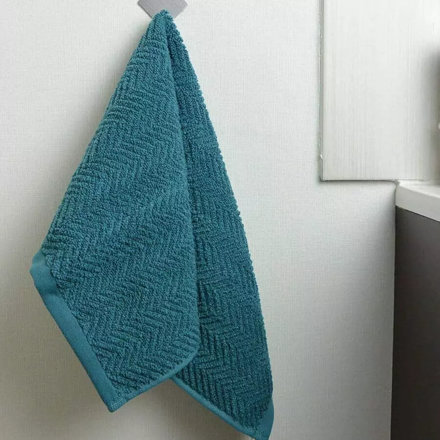 serviette-invite-roberto-peacock-pres-lavabo