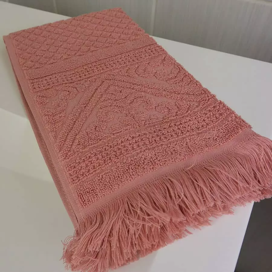 serviette-invite-zoe-blush-sur-lavabo