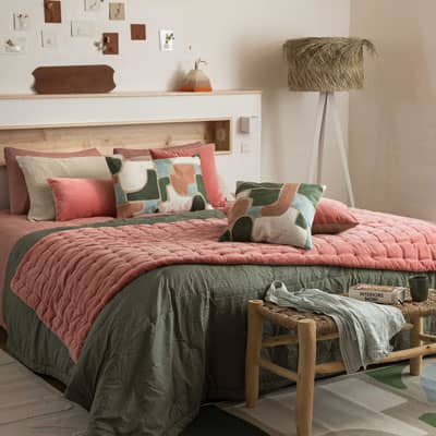 chambre avec linge de lit déco