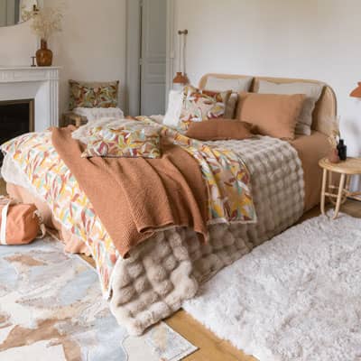 décoration textile sur lit double