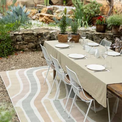 table dressée à l'extérieur avec nappe et vaisselle