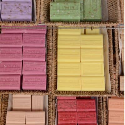savons de Marseille rangés dans panier