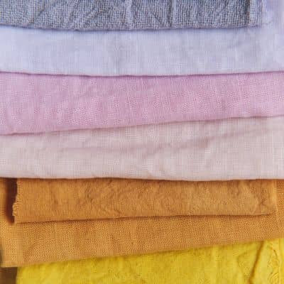 pile de draps en lin teinté