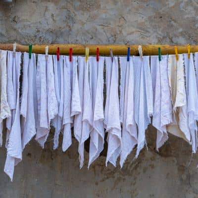 chiffons pendus sur fil à linge